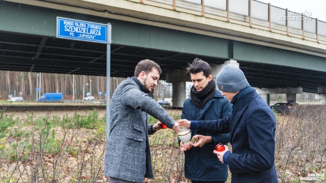 Biało-czerwone znicze zapalili na rondzie majora Zygmunta Szendzielarza, pseudonim Łupaszka w Szczecinie. W ten sposób działacze Prawa i Sprawiedliwości uczcili 71. rocznicę jego śmierci.