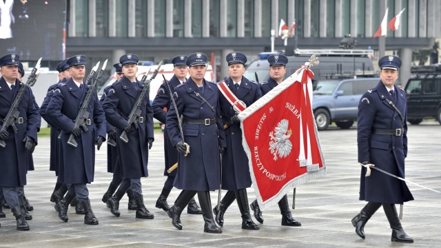 Pilnują przestępców, ale też pomagają w ich resocjalizacji. Pracownicy Służby Więziennej obchodzą we wtorek swoje święto. Z tej okazji przełożeni wręczyli im nagrody oraz awanse.