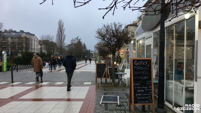 Lody, stroje kąpielowe i magnesy z mewą to rzeczy najczęściej kupowane przez turystów na świnoujskiej promenadzie. Mimo chłodu, strefa nadmorska tętni życiem. Drugi covidowy sezon zimowy dla branży turystycznej jest łaskawy.