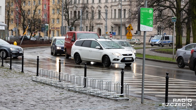 Pierwsze nowe stojaki - na rowery miejskie - są już na ulicach Szczecina. Znajdują się w strefie postoju.