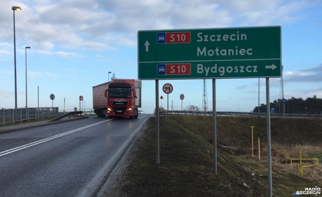 Generalna Dyrekcja Dróg i Autostrad przyznaje, że zjazd z drogi krajowej nr 10 na węźle Kobylanka został źle zaprojektowany - zakręt z samego zjazdu ma mniej niż 90 stopni i jest zbyt ostry. W efekcie ciężarówki skręcające na wiadukcie w kierunku Kobylanki wjeżdżają na przeciwległy pas.