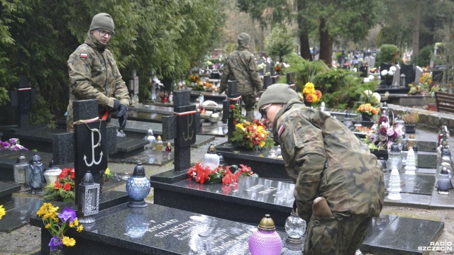 Terytorialsi pamiętają o bohaterach. Sprzątają groby żołnierzy Armii Krajowej.