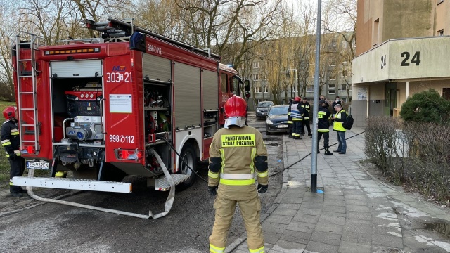 Pożar przy ulicy Wiosny Ludów w Szczecinie już jest opanowany. Paliły się meble w piwnicy - jedna osoba nie żyje, druga jest ranna.
