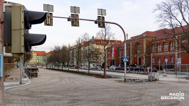 Kolejny fragment przebudowywanej alei Jana Pawła II w Szczecinie zostanie w poniedziałek udostępniony kierowcom.