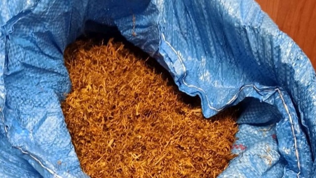 20 kg nielegalnego tytoniu w niebieskim worku w bagażniku pod drewnem kominkowym. To znalezisko zachodniopomorskich policjantów w aucie 52-latka z powiatu sławieńskiego.