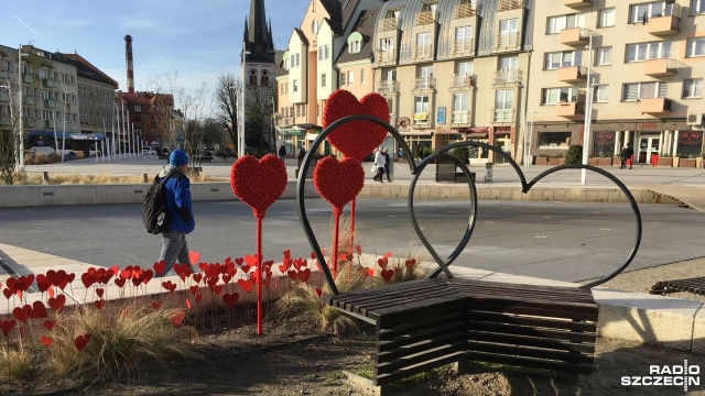 Ławka z motywem serca a wokół niej setka mniejszych i większych, czerwonych serduszek. Tak w poniedziałek wygląda świnoujski plac Wolności.