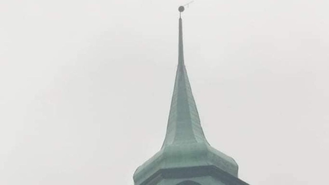 W kościele Najświętszej Marii Panny w Białogardzie przechyliła się, pod naporem wiatru, iglica. Straż pożarna zabezpieczyła teren wokół świątyni.