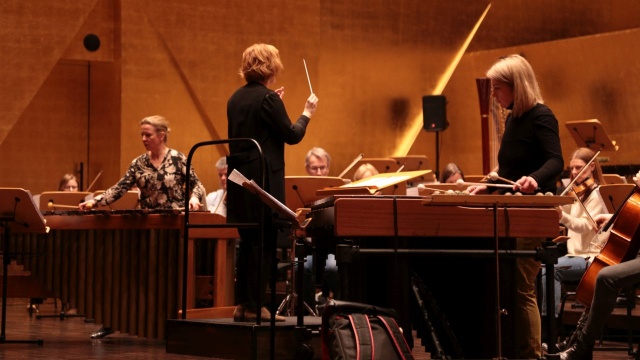 Dwuipółmetrowe marimby w roli głównej - za tymi instrumentami perkusyjnymi staną w piątek w złotej sali Filharmonii im. Mieczysława Karłowicza w Szczecinie światowej sławy polskie marimbistki, Katarzyna Myćka i Magdalena Kordylasińska-Pękala.