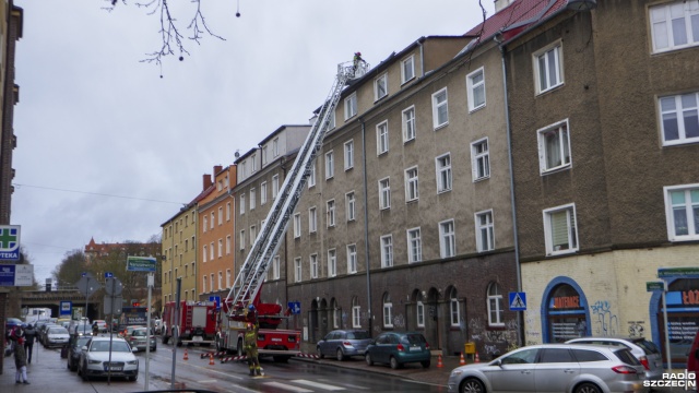 Strażacy zabezpieczają zerwane elementy dachu przy ulicy Kołłątaja w Szczecinie.