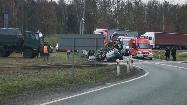 Utrudnienia na krajowej 10. W Reczu, auto osobowe uderzyło w szlaban na przejeździe kolejowym i dachowało.