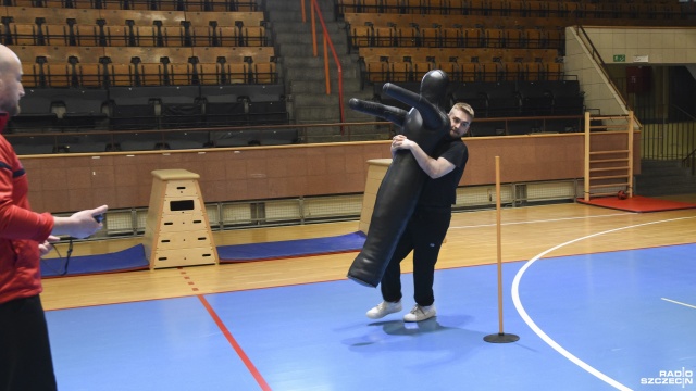 Chcesz zostać policjantem - sprawdź się na torze przeszkód. Komenda Wojewódzka Policji w Szczecinie testuje przyszłych funkcjonariuszy.