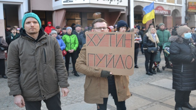 Kilkaset osób protestowało przeciwko wojnie wywołanej przez Rosję. Na kołobrzeskim Placu Ratuszowym zebrali się ci, którzy chcieli wyrazić swoją solidarność z Ukrainą.