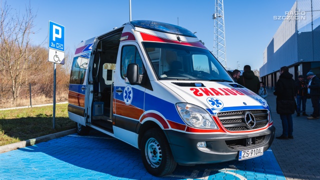Ambulans ze środkami medycznymi pojedzie na Ukrainę. Pojazd z pełnym wyposażeniem zostanie wypełniony materiałami opatrunkowymi i ruszy w drogę do naszych sąsiadów, których kraj ogarnięty jest wojną.