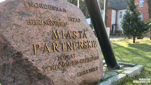 Rosyjski Swietłyj zamieniony na ukraiński Truskawiec. W środę przed świnoujskim magistratem oficjalnie zdjęto nazwę dotychczasowego rosyjskiego miasta partnerskiego i zamieniono ją na nowego - ukraińskiego.