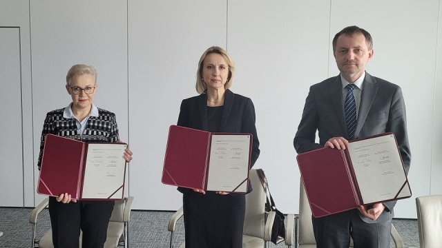 Europejski Bank Inwestycyjny udzieli Bankowi Gospodarstwa Krajowego 250 milionów euro kredytu. Umowa, którą podpisały banki, dotyczy finansowania modernizacji trasy S3 łączącej Świnoujście ze Szczecinem.