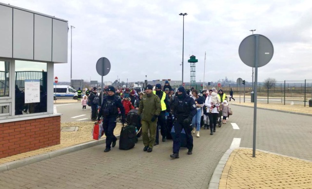 Liczba uchodźców z ogarniętej wojną Ukrainy sięga już ponad pół miliona. Wszystkich tych ludzi, jako pierwsze w Polsce, przyjmują służby mundurowe.