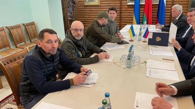 Jest szansa na porozumienie w sprawie stworzenia korytarzy humanitarnych w Ukrainie. Informuje o tym doradca ukraińskiego prezydenta Mychajło Podolak. Wstępne uzgodnienia miały zapaść w trakcie czwartkowej, drugiej rundy negocjacji między Ukrainą a Rosją.