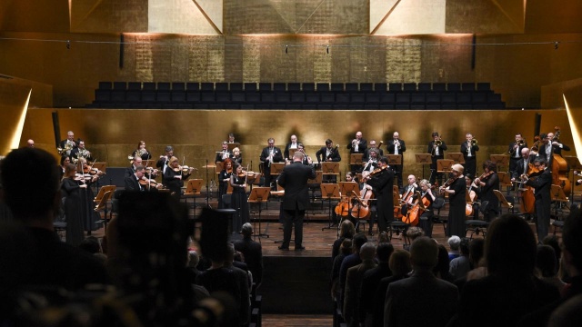 Koncert wiolonczelowy h-moll Antonina Dvoka i Symfonia nr 4 e-moll, op. 98 Johannesa Brahmsa zabrzmiały w piątek w złotej sali Filharmonii im. Mieczysława Karłowicza.