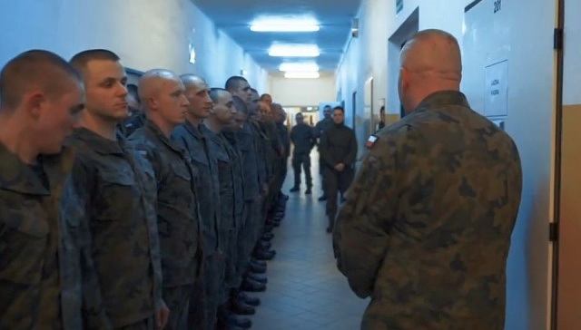 Prawie 150 osób wstąpiło w szeregi 12 Brygady Zmechanizowanej w Szczecinie. Rozpoczęło się szkolenie elewów, czyli żołnierzy służby przygotowawczej. Przez następne cztery tygodnie nauczą się musztry, obsługi broni, a przede wszystkim - będą mogli rozpocząć karierę żołnierzy zawodowych.