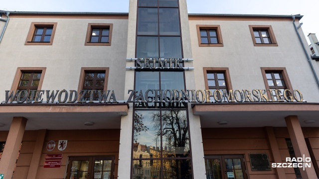 Potępili agresję Rosji na Ukrainę i zerwali współpracę z dotychczas partnerskimi miastami i regionami Białorusi i Rosji - radni zachodniopomorskiego Sejmiku w czasie sesji wysłuchali także informacji przedstawiciela rządu i samorządowców na temat pomocy uchodźcom z napadniętego kraju.