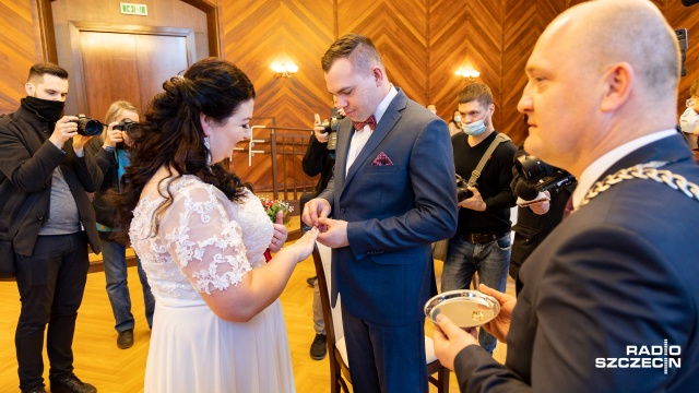 Jako pierwsi powiedzieli sobie tak w nowej sali Urzędu Stanu Cywilnego w Szczecinie. Iwona Siwka i Mariusz Stępień wzięli ślub w magistracie, w miejscu, w którym do niedawna znajdowała się sala obrad rady miasta.
