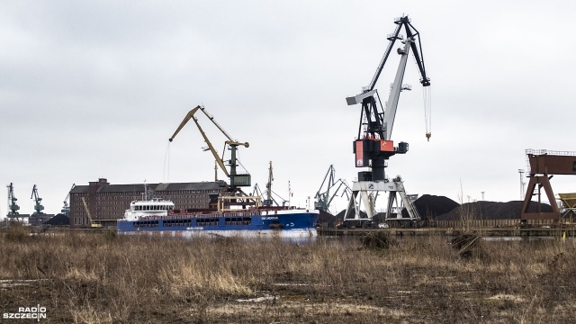 Szczecińska spółka Bulk Cargo rozładowuje rosyjski statek, który przypłynął z ładunkiem do szczecińskiego portu.