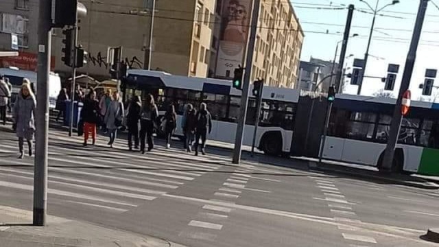 Potrącenie pieszego przez autobus komunikacji miejskiej na Bramie Portowej w Szczecinie.