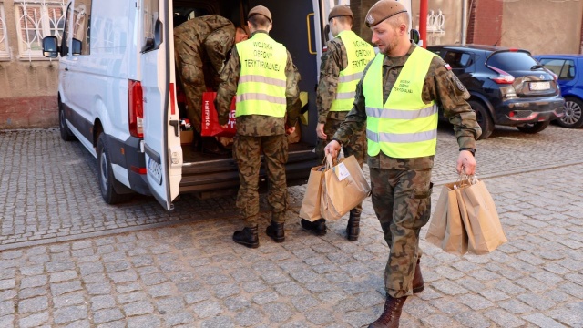Kosmetyki, środki higieniczne, słodycze czy przybory szkolne znalazły się w paczkach dla uchodźców, którzy trafili do centrum recepcyjnego w Szczecinie. Takie startery przygotowali zachodniopomorscy Terytorialsi.