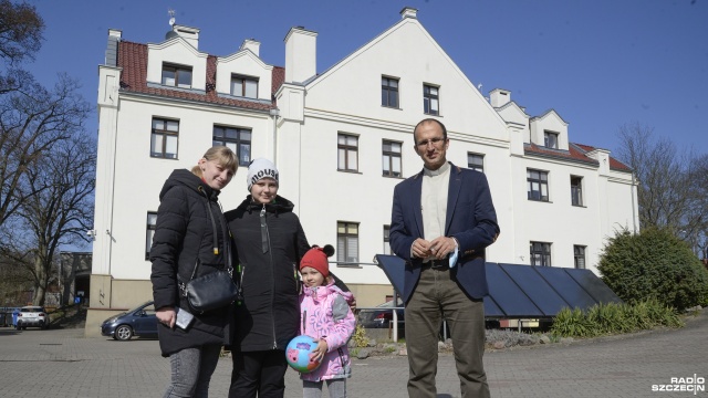 Trzy rodziny z Ukrainy znalazły schronienie w Hospicjum św. Jana Ewangelisty w Szczecinie. Swoje mieszkanie udostępnił dyrektor placówki Andrzej Partika. Sam mieszka w biurze i śpi na materacu.