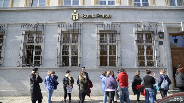 Czekali na ten dzień od swojego przyjazdu do Polski. Kilkudziesięciu Ukraińców ustawiło się w piątek w kolejce do banku PKO BP na placu Orła Białego w Szczecinie. Wszystko po to, by wymienić hrywny na złotówki.