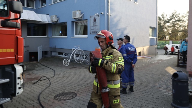 Chwilę przed godz. 16 w piwnicy dwugwiazdkowego hotelu przy ul. Strzałowskiej 26a doszło do pożaru zgromadzonych tam śmieci.