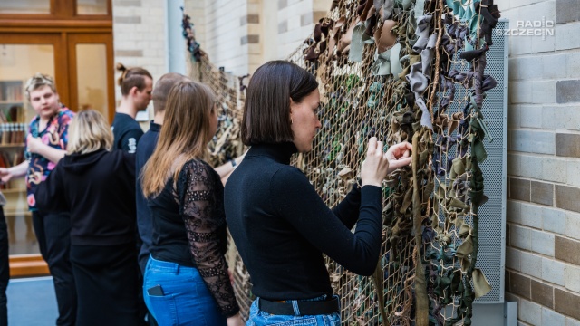 Studenci szczecińskiej Akademii Sztuki podczas przerw między zajęciami przychodzą do wydziałowej kawiarni na wspólne splatanie.