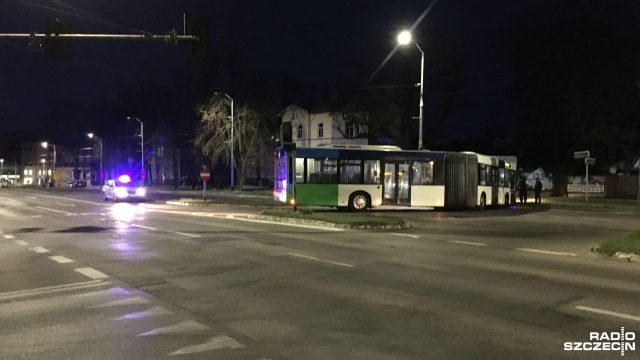 Złamany autobus przegubowy linii nr 812 całkowicie zablokował torowisko tramwajowe w alei Wojska Polskiego w Szczecinie.