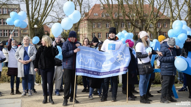 Kilkadziesiąt osób przyszło na happening zorganizowany z okazji przypadającego w sobotę Światowego Dnia Świadomości Autyzmu na szczecińskich Jasnych Błoniach.