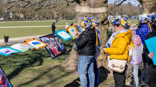 W niedzielę na Jasnych Błoniach można podziwiać fotograficzną opowieść stworzoną przez pięciu fotografów ze Szczecińskiego Towarzystwa Fotograficznego. To ognisko dla dzieci z Ukrainy uchwycone w obiektywie.
