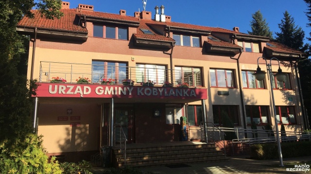 Obecnie używany autobus szkolny ma kilkanaście lat i jest w złym stanie technicznym. W ubiegłym roku radni Kobylanki zadecydowali, by kupić nowy i przeznaczyli na ten cel w budżecie 400 tys. zł.