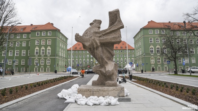 Nieznani sprawcy - pod osłoną nocy - zdjęli plandekę z pomnika Gryfa przed Urzędem Miejskim w Szczecinie.