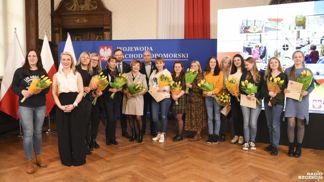 Pomagali tysiącom uchodźców z Ukrainy na dworcu Szczecin Główny - przede wszystkim tym najmłodszym. W poniedziałek wolontariusze Towarzystwa Przyjaciół Dzieci usłyszeli oficjalne dziękuję z ust wojewody zachodniopomorskiego.