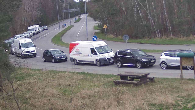 Kolejki z obu stron karsiborskiej przeprawy promowej w Świnoujściu.