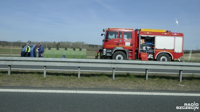 Uwaga kierowcy, utrudnienia na drodze S6. Między Osiną a Goleniowem TIR wpadł do rowu.