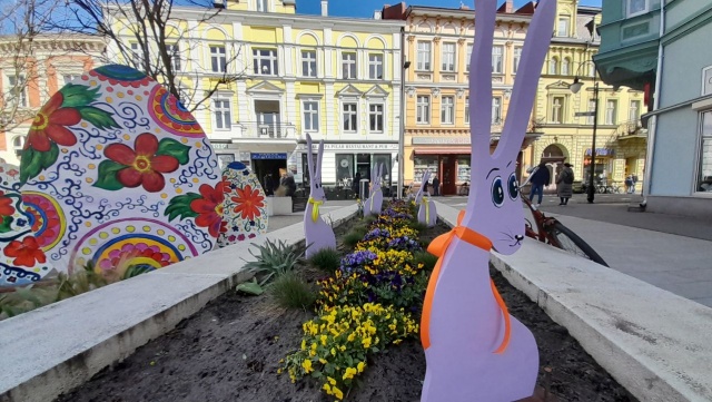 Olbrzymie pisanki i palmy wielkanocne stanęły w centrum Świnoujścia. Wszystkie są wykonane ręcznie i wpisują się w nastrój nadchodzących świąt.
