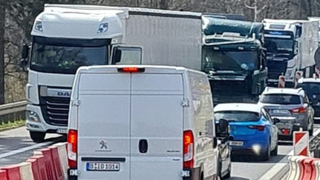 Zderzenie pięciu aut na autostradzie A11