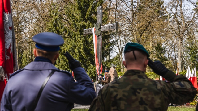 Rosyjski imperializm czerpie pełnymi garściami ze zbrodniczych doświadczeń imperializmu sowieckiego - tak mówił pod Krzyżem Katyńskim na Cmentarzu Centralnym wicewojewoda zachodniopomorski Mateusz Wagemann.