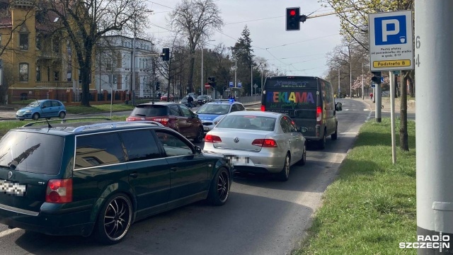 W alei Wojska Polskiego, tuż przed siedzibą Radia Szczecin policja musiała zatrzymać kierowcę osobówki.