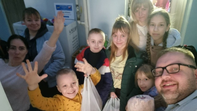 Jedyny punkt otwarty przez całe święta dla Ukraińców wydaje paczki dla dzieci od zajączka.
