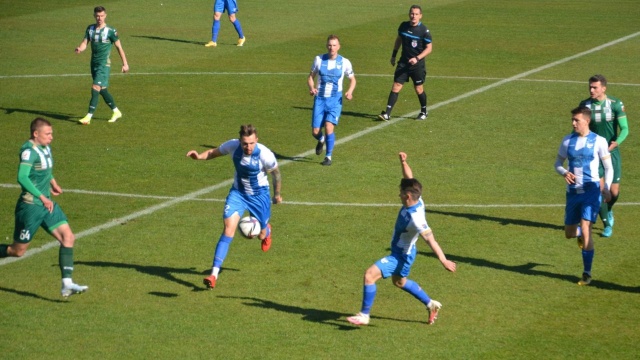 Piłkarze Kotwicy Kołobrzeg przegrali w meczu na szczycie trzeciej ligi. Biało-niebiescy stracili też fotel lidera tabeli.
