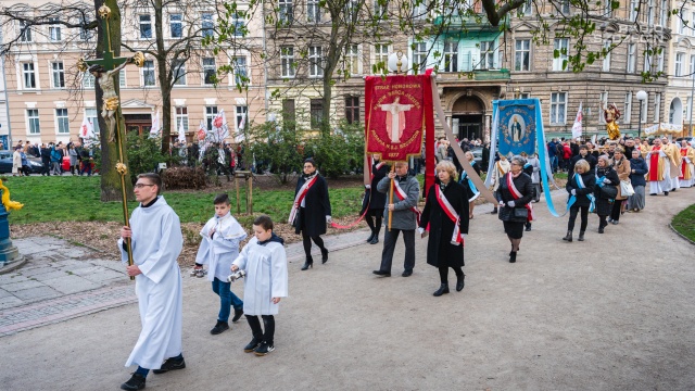 Katolicy rozpoczynają obchody Świąt Wielkanocnych mszą rezurekcyjną odprawianą w niedzielę o świcie. Nabożeństwo ogłasza zmartwychwstanie Jezusa Chrystusa.