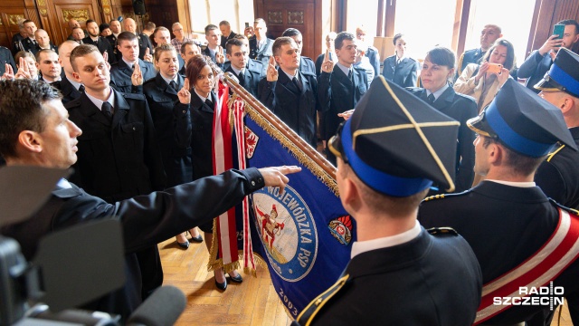 22 strażaków złożyło we wtorek przysięgę przed sztandarem Państwowej Straży Pożarnej. Uroczystość odbyła się po raz pierwszy w Zachodniopomorskim Urzędzie Wojewódzkim.