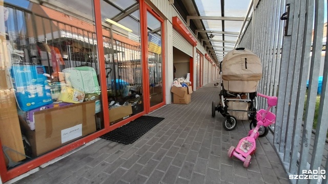 Świnoujski punkt zbiórki darów dla uchodźców z Ukrainy został przeniesiony. Teraz ubrania, środki higieniczne i żywność, na potrzebujących czekają na targowisku miejskim.