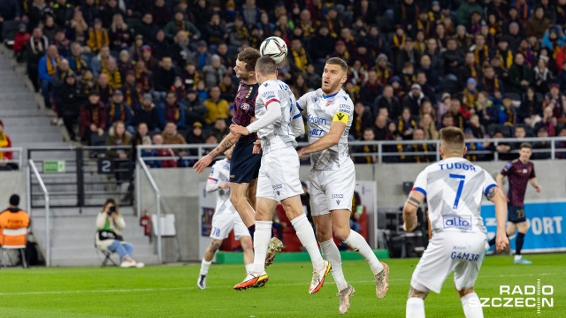 Hit ekstraklasy i prawdopodobnie także tytuł mistrza Polski nie dla piłkarzy Pogoni. Szczecinianie w środowy wieczór przegrali u siebie z Rakowem Częstochowa 1:2 w rozegranym awansem meczu 31 kolejki rozgrywek.